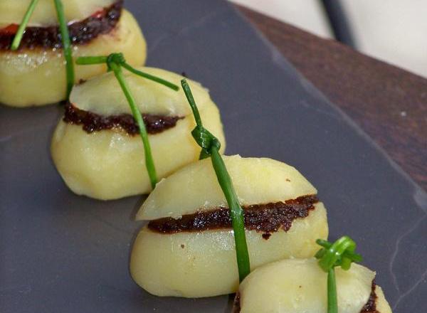 Petite bouchée festive de pomme de terre Princesse amandine® à la tapenade ou à la purée de truffe