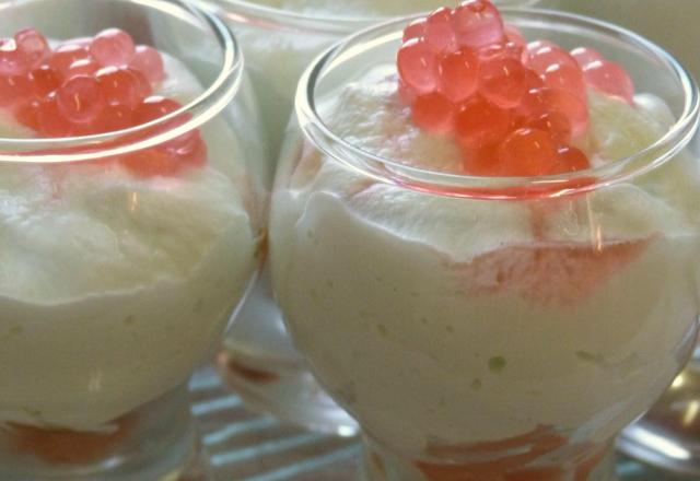 Verrine de chantilly au wasabi, saumon fumé et perles de Pamplemousse rose de Monin