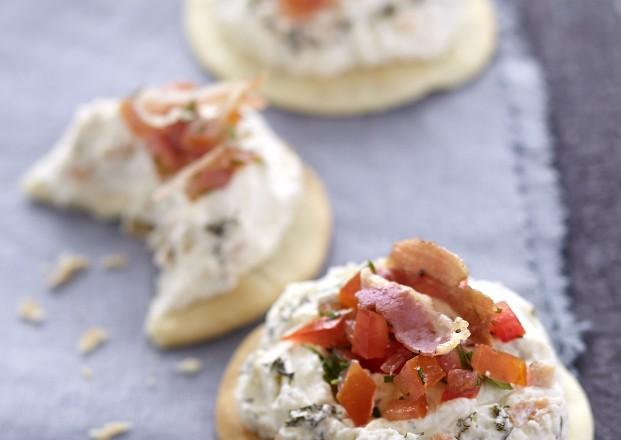 Pizzetas d'Apérivrais tartinade saumon et tartare de tomate à la coriandre