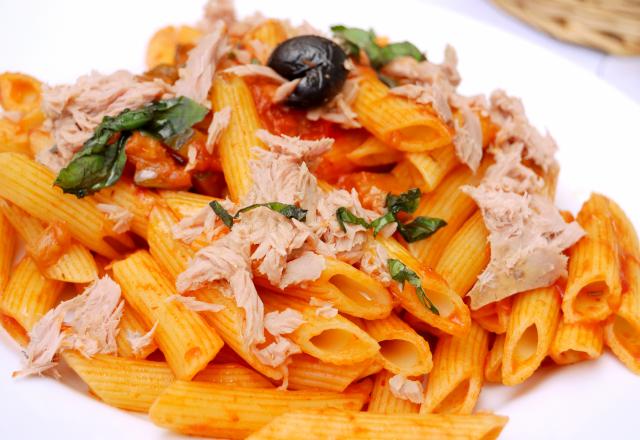 Penne au thon, tomates et basilic