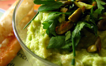 Guacamole aux pistaches et aux herbes fraîches