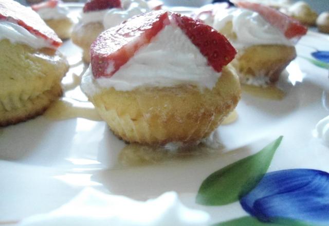 Mini-muffins aux fraises sauce caramel