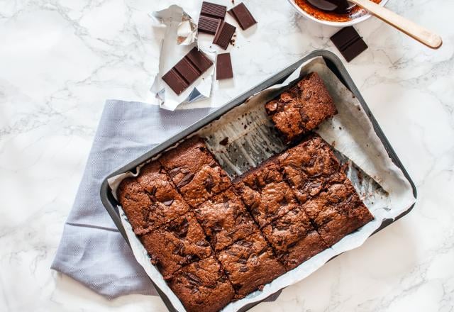 Le chef anglais Jamie Oliver partage sa recette de brownie pour obtenir un gâteau bien généreux et fondant !