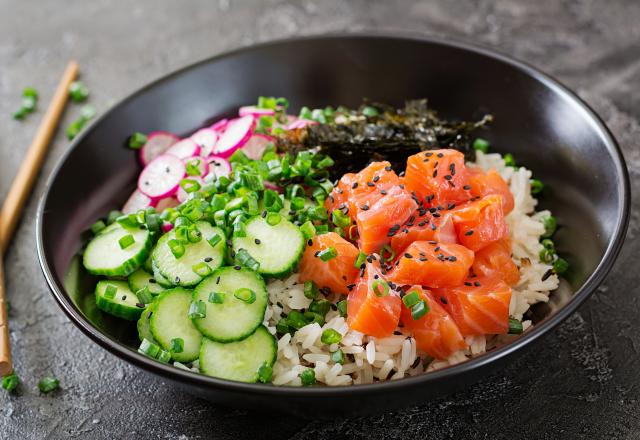 Poke bowl au saumon, radis, concombre et algues nori