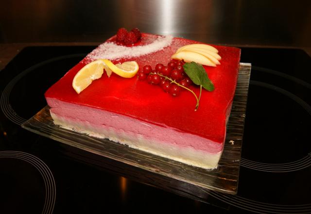 Entremet framboise sur mousse chocolat blanc