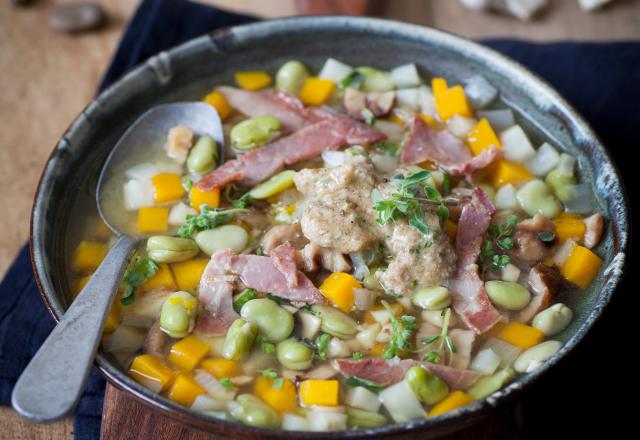 Bûcheronne  (« minestrone de la forêt » avec pesto brun de champignons, châtaignes et fèves, légumes d’hiver, lard)