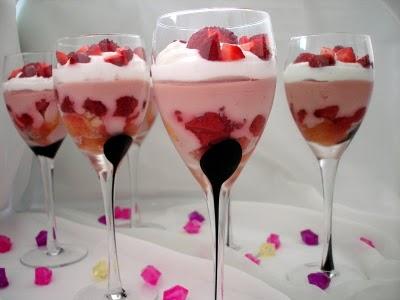 Trifles de fraises à la rose et chocolat blanc