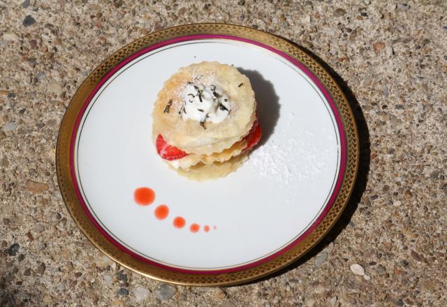 Mille-feuilles revisité à la fraise et au jasmin