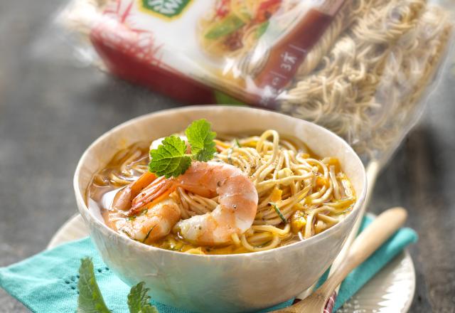 Bouillon pimenté aux crevettes et à la citronnelle, nouilles aux œufs