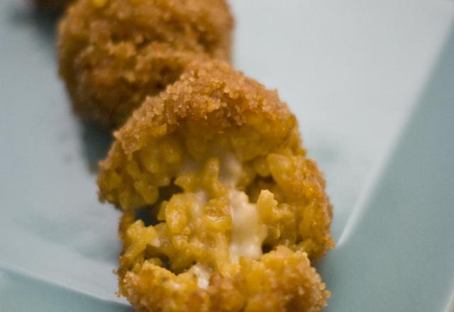 Croquette de risotto safrané, cœur coulant de mozarrella