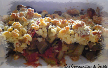 Crumble aux légumes d'été saupoudré de parmesan