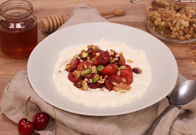 Cerises poêlées, yaourt de brebis et granola maison