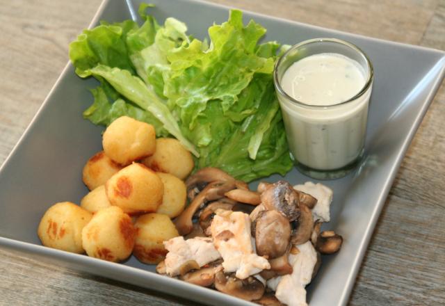 Poulet fermier, fricassée de champignons et ses pommes noisettes, sauce roquefort