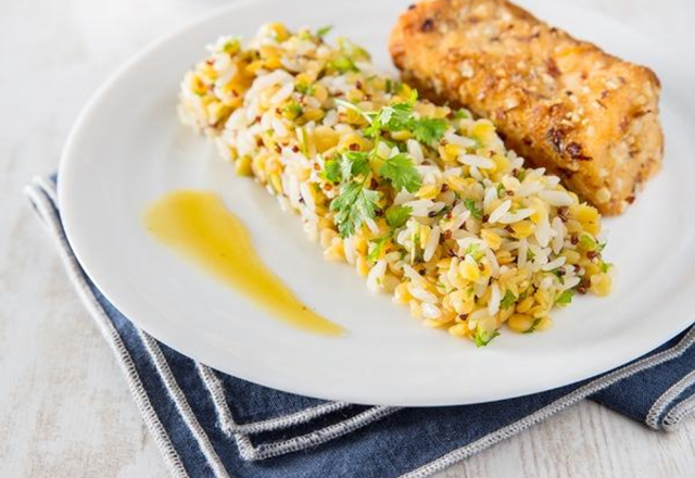 Lentilles corail, riz et quinoa et son saumon pané en croûte de noisettes et agrumes