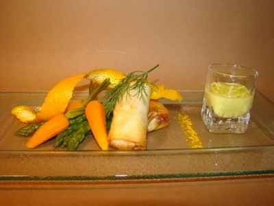 Croustillants de saumon à la vapeur d'aneth, asperges vertes et jeunes carottes curcuma orange