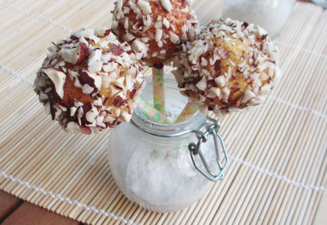 Cake pops roquefort, piment d'Espelette, enrobés d'éclats de noisettes et miel