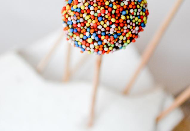 Cake pops chocolat noir multicolors