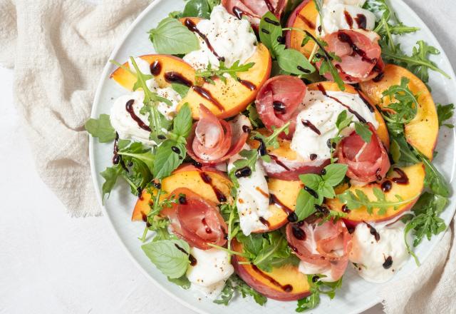 Salade pêches, burrata, jambon cru et roquette