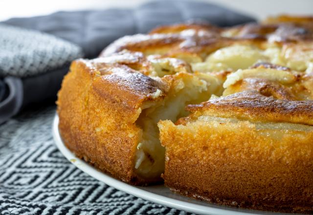 “C’est délicieux” : Cyril Lignac partage une irrésistible recette de moelleux aux poires, et son astuce anti-grumeaux pour la pâte !