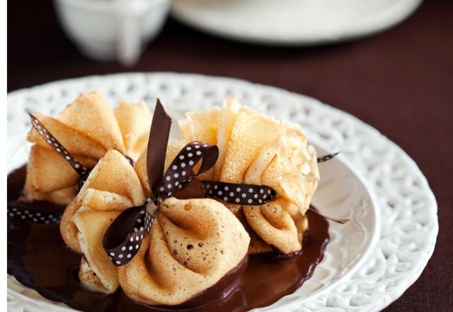 Petites aumônières de crêpes aux poires sauce chocolat