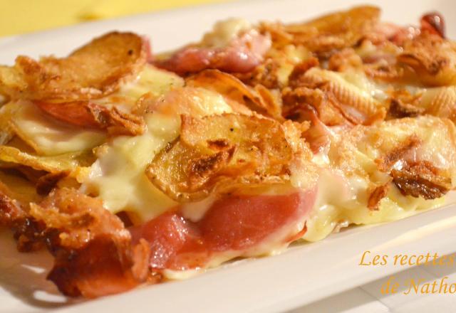 Gratin de pommes de terre rissolées au lard, fromage à raclette et oignons frits