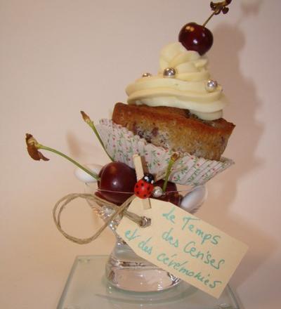 Cupcakes aux éclats de dragées et cerises, ganache ivoire