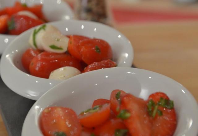 Salade de tomates, fraises et mozzarella