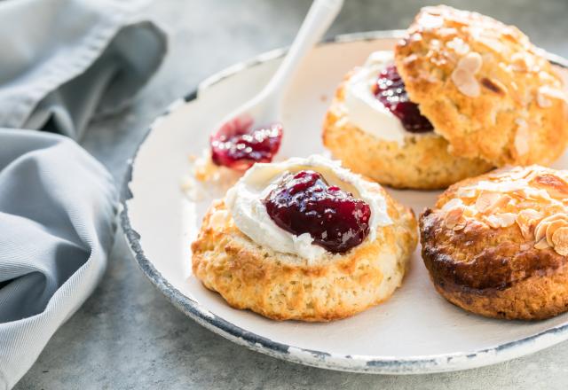 Ce week-end, laissez-vous tenter par nos scones maison croustillants et beurrés  pour le goûter !