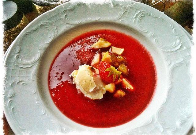 Soupe de fraises et son mascarpone à la rhubarbe