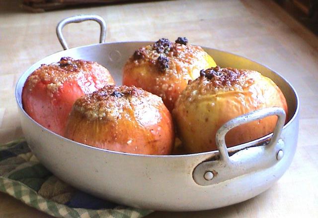 Pommes au four, aux fruits secs et à l'orange