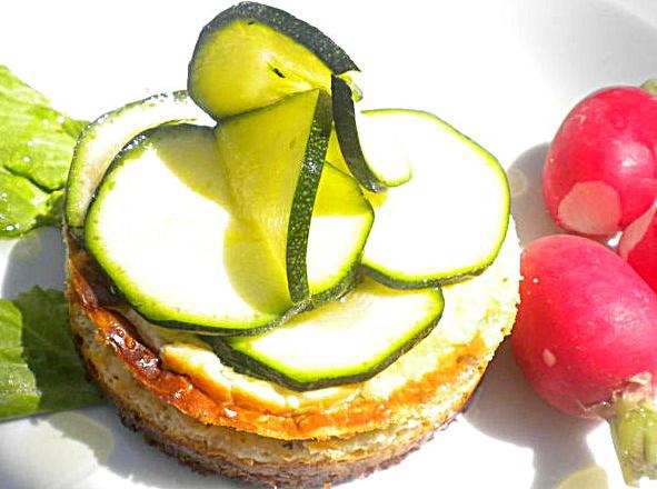 Tartines - cheesecakes aux Carrés frais, feta et courgette