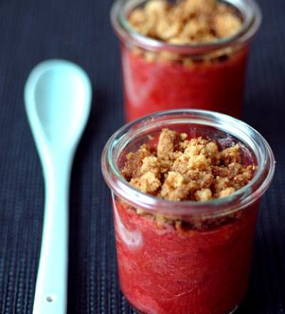 Crumble pommes, fraises, rhubarbe aux speculoos