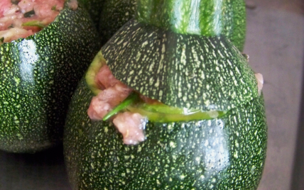 Courgettes farcies à ma façon aux herbes et aux épices