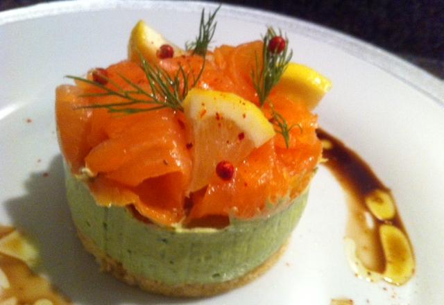 Mousse d'avocat et lanières de saumon fumé