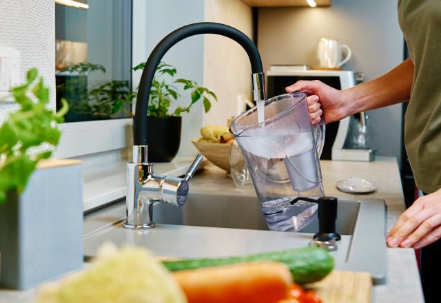 “Utiliser une carafe en plastique est une mauvaise idée pour l’eau du robinet !” : une diététicienne partage ses conseils pour ne prendre aucun risque pour la santé !