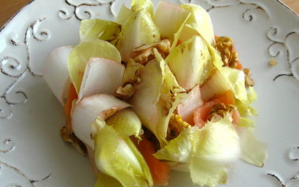 Salade d'endive aux noix et au saumon fumé