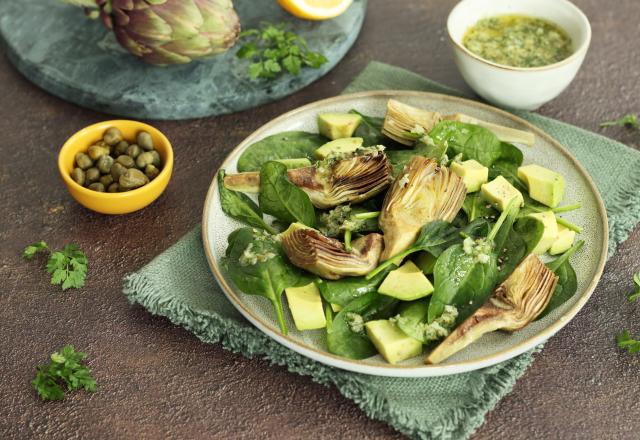 Salade d'artichauts poivrade à l'avocat et pousses d'épinard