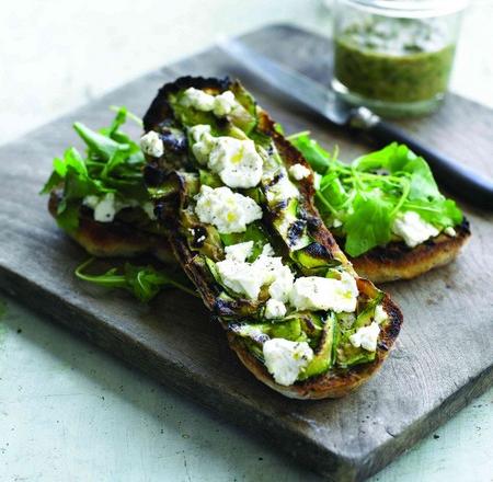 Ciabatta à la bûchette de chèvre et pesto de noix