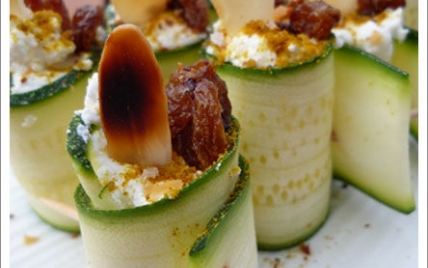 Roulés de courgettes au chèvres, curry et amandes grillés