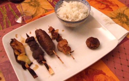 Repas japonais : soupe miso, crudités, brochettes et riz blanc, fruits exotiques