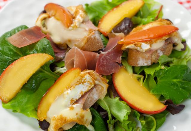 Tartines de camembert le Rustique pané au spéculoos, pommes poêlées, jambon cru et salade