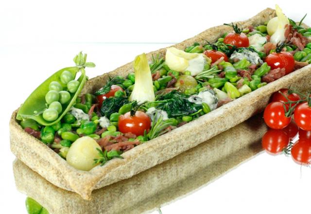 Tarte rustique aux légumes printaniers et au roquefort