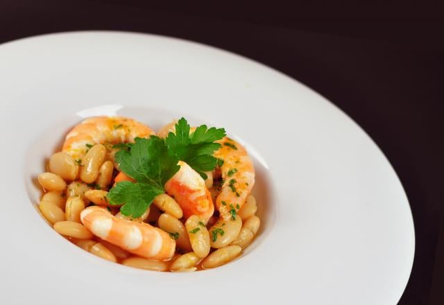 Salade de haricots blancs aux herbes, crevettes et vinaigrette au Ketchup