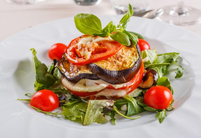 Avant la fin de la saison, profitez-en pour faire notre recette d’aubergines en millefeuille, mozzarella, tomates et à l'origan