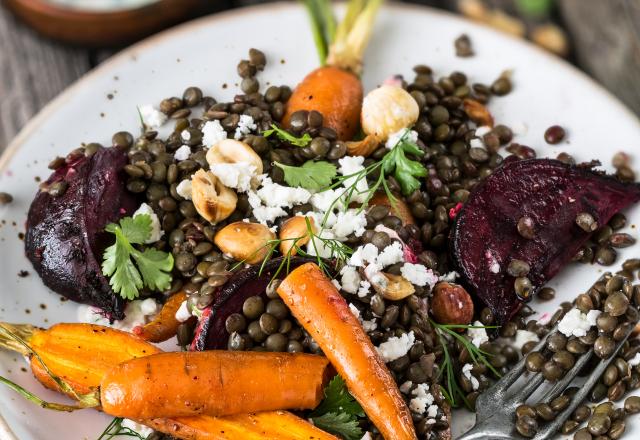 Salade de lentilles aux carottes et betterave rôties, féta et noisettes