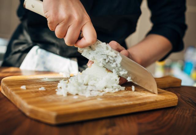 Ce gagnant de Top Chef révèle son petit secret vraiment efficace pour couper les oignons sans pleurer