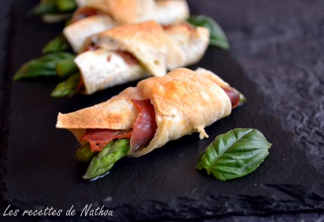 Croissants de tortilla aux asperges, jambon cru et pesto