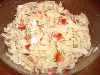 Salade de Fettucine à la tomate et au basilic