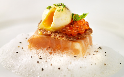 Saumon de Norvège fumé, toast de pain de seigle, œuf de caille confit et émulsion d'amandes