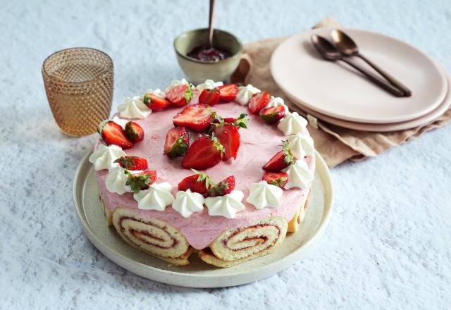 Gâteau bavarois au roulé de fraises